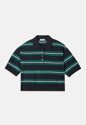 Polo de rayas marinas con mangas cortas, que presenta rayas en tonos azul teal, blanco y gris. Cuenta con una tapeta de tres botones y detalle de logo en el dobladillo.