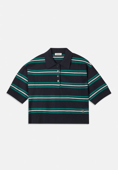 Μπλε ριγέ πόλο μπλούζα με κοντά μανίκια, με ρίγες σε τιρκουάζ, λευκό και γκρι χρώμα. Διαθέτει τρεις κουμπάδες και λεπτομέρεια λογότυπου στο τελείωμα.