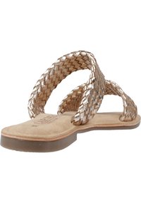 Sandalias metálicas trenzadas con dos correas anchas, plantilla de ante color marrón, suela plana y diseño minimalista, con un acabado suave.