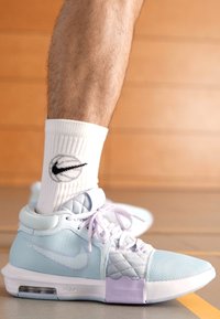 Nike Performance LEBRON WITNESS - Basketbola apavi - glacier blue/white/light armory blue