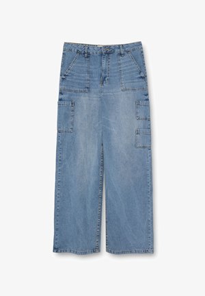 Pantalones cargo de mezclilla azul con un diseño de pierna ancha, que cuentan con dos bolsillos frontales y dos bolsillos laterales. Textura suave con un acabado desgastado.