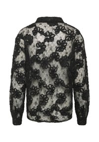 Blusa in pizzo nero con ricami floreali, maniche lunghe, colletto classico e chiusura a bottone ai polsini, che mette in evidenza un dettagliato design a rete.