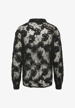 Črna čipkasta bluzica z rožnatim vezenjem, dolgimi rokavi, klasičnim ovratnikom in gumbom na zapestjih, ki prikazuje podroben mrežast dizajn.