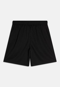 Zwarte sportshorts met elastische tailleband, ruime pasvorm en zonder zichtbare logo's of patronen, plat gelegd op een witte achtergrond.