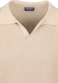 Beige gebreide polo shirt met een textuur die golfpatronen vertoont, V-hals kraag, en een label met de tekst "Geschikt" bij de hals.