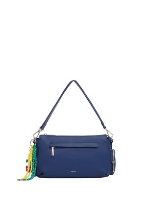 Borsa rettangolare blu con tasca frontale con zip, tracolla staccabile e portachiavi intrecciati colorati appesi sul lato sinistro.