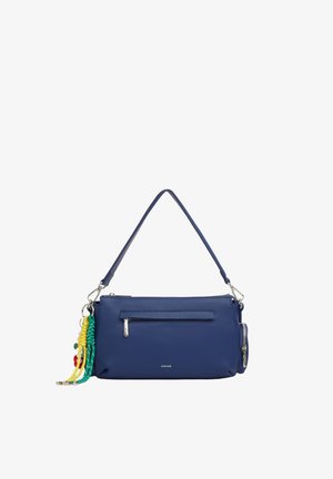 Sac à main rectangulaire bleu avec poche zippée à l'avant, bandoulière détachable et porte-clés tressés colorés suspendus sur le côté gauche.