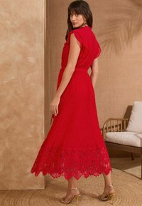 Love & Roses REGULAR FIT - DETAIL PLEATED V-NECK BELTED - Dnevna haljina - red