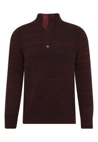 Pull tricoté rouge foncé et noir avec un col montant, agrémenté de deux boutons noirs au niveau du cou et de poignets et ourlets côtelés. Aspect texturé.