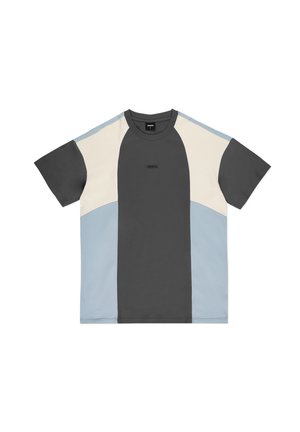 T-shirt w kolorze bloków, z szarymi, kremowymi i jasnoniebieskimi panelami. Krótkie rękawy, okrągły dekolt i logo "PROST" na piersi. Miękka tkanina.