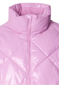 Jasnoróżowa, błyszcząca kurtka puchowa z wysokim kołnierzem, skośnym pikowaniem, pełnym suwakiem z przodu i miękkim podszyciem.