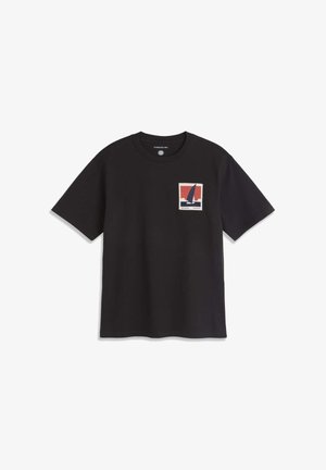 T-shirt nera a maniche corte con collo rotondo e una piccola grafica quadrata raffigurante una barca a vela sull'acqua contro un cielo rosso sul lato sinistro del petto.