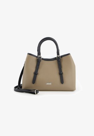 Tasche aus beige Leder mit schwarzen Akzenten, strukturierte Form, doppelte obere Griffe und abnehmbarer Schultergurt. Verfügt über silberne Hardware.
