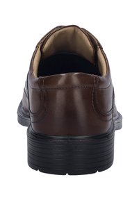 Braunes Leder Schuh mit glatter Oberfläche, runder Form, schwarzer Gummisohle und gepolstertem Innenraum für Komfort. Die Rückansicht zeigt Detailverarbeitung der Nähte.