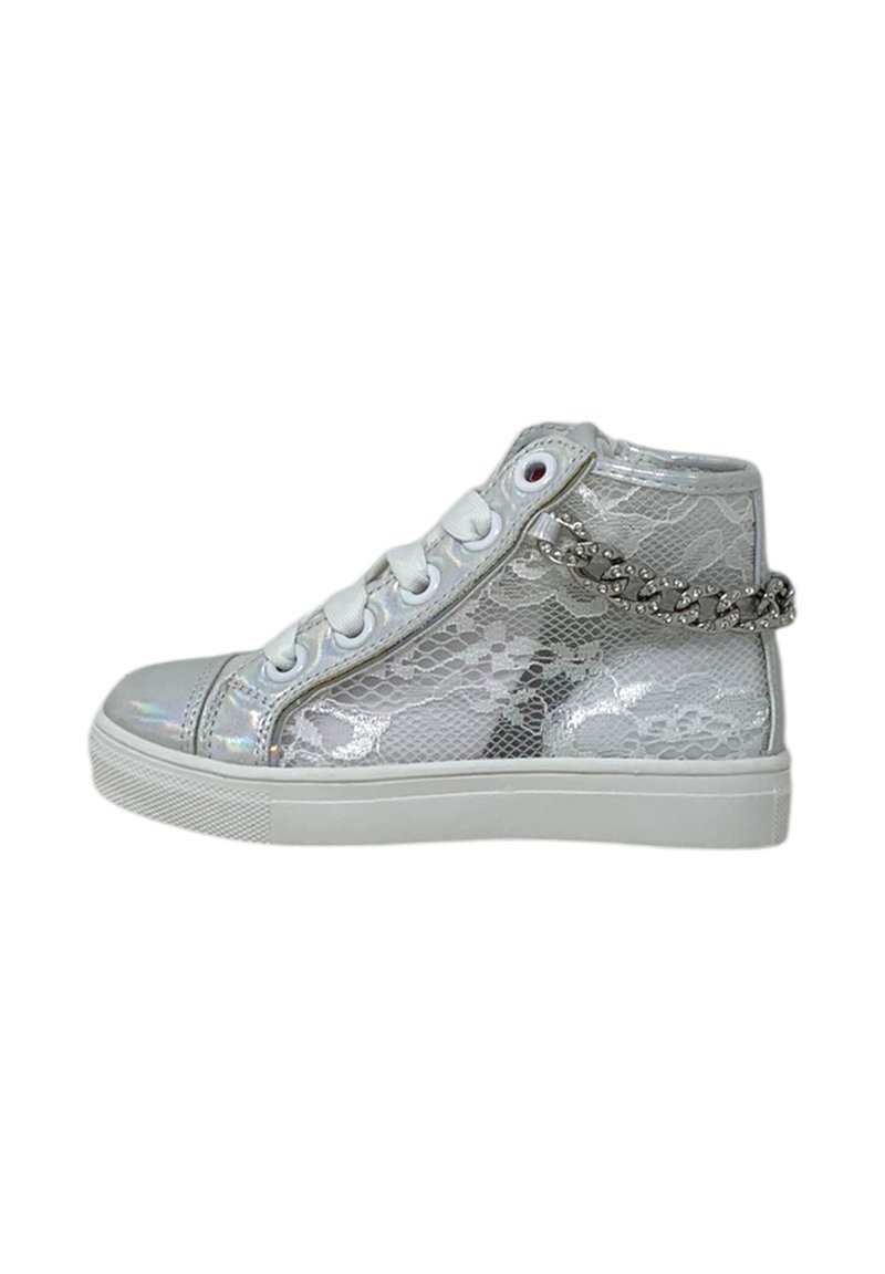 Sneakers alti in materiale argentato lucido con motivo a lacci, suola bianca e dettaglio a catena sul retro. Presentano lacci e occhielli bianchi.