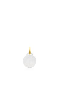 Colgante de plata con forma redonda, presenta texto en relieve. Asas en tono dorado para el sujeción. Textura suave, diseño minimalista.
