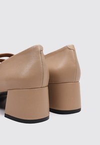 Sandra Fontán Bailarinas con hebilla - beige