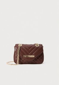 Borsa a tracolla in pelle marrone trapuntata con catenella dorata e logo "Steve Madden" sulla patta anteriore.