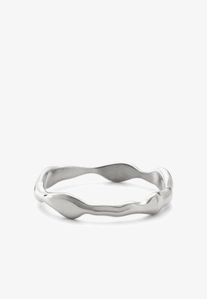 Hopeanvärinen, epäsäännöllisen muotoinen sileä rannerengas aaltoilevalla, orgaanisella designilla valkoisella taustalla.