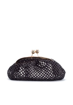 Piccola borsa clutch nera intrecciata con cornice in metallo dorato e chiusura a scatto, mostrata su sfondo bianco.
