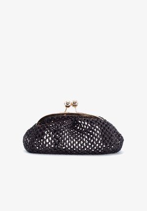 Petit sac pochette noir tissé avec cadre en métal doré et fermeture à clip, présenté sur fond blanc.