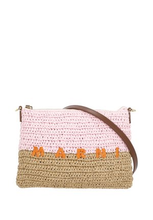 Piccola borsa rettangolare intrecciata con sezioni rosa e beige, lettere arancioni "MARNI" e tracolla marrone.