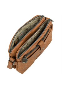 Bolso de cuero marrón tipo bandolera con dos compartimentos con cremallera, forro interior estampado y costura detallada en la parte frontal. Incluye herrajes de metal.