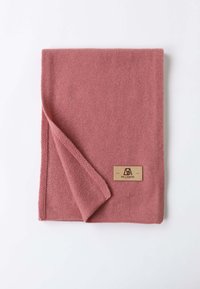 Weiche rosa Decke mit glatter Textur, teilweise gefaltet. Enthält ein braunes Etikett mit dem Markennamen "BELLEMERE".
