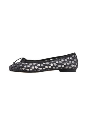 Ballerines en maille noire avec un bout rond, dotées d'un motif tissé et d'un petit nœud sur le devant. Semelle plate, design minimaliste.