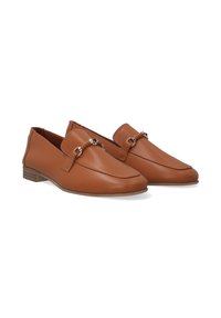 Hnědé kožené mokasíny s elegantním designem, zdobené kovovými akcenty a nízkým dřevěným podpatkem. Texturovaný povrch s špičatou špičkou.