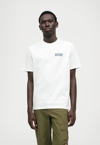 T-shirt en coton blanc avec un petit graphique multicolore "BICURL" sur la poitrine gauche. Encolure ras du cou et coupe décontractée.