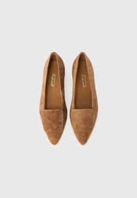 Zapatos planos de ante marrón con puntera puntiaguda y un panel frontal grueso y cuadrado. Textura suave, diseño minimalista y una etiqueta sutil en el interior.