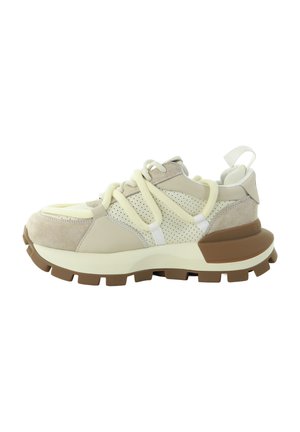 Beżowo - jasnobrązowy sneaker z grubą podeszwą, perforowanymi bokami, panelami z zamszu i skóry oraz szerokimi kremowymi sznurówkami.