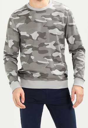 Sweatshirt camouflage gris avec manches longues, col rond, bords-côtes aux poignets et à l'ourlet, avec des formes abstraites gris clair sur un fond plus sombre.