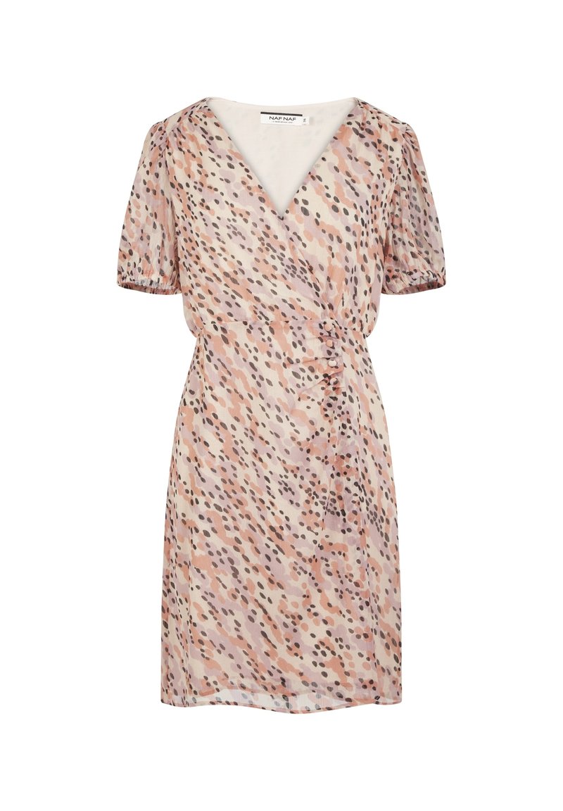 Sukienka typu wrap z krótkim rękawem, uszyta z lekkiego materiału. Charakteryzuje się różowym wzorem z brązowymi i czarnymi plamkami. Dekolt w kształcie litery V oraz marszczony detal w talii.