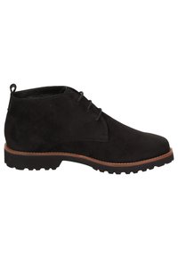 Bottine en daim noir avec trois œillets pour les lacets, trimm brun au-dessus de la semelle en caoutchouc robuste, et languette de traction au talon sur fond blanc.