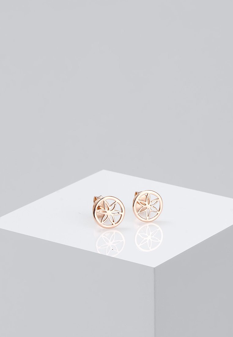 Orecchini circolari in oro rosa con design a stella intagliato, finitura lucida e chiusura a perno per una vestibilità sicura.