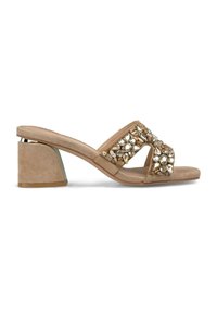 Beige suedine sandalen met blokhak, voorzien van twee brede banden, versierd met gouden en kristallen accenten, met een schuin hakontwerp.