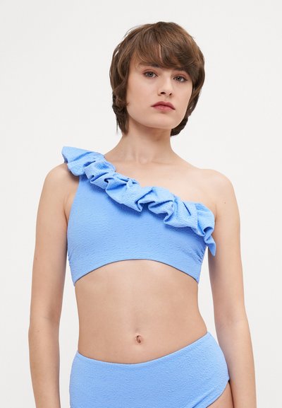 Blauw één-schouder bikini top met gerimpelde rand, textuurstof en een aangesloten ontwerp. Bijpassende hoge taille broek in dezelfde kleur.