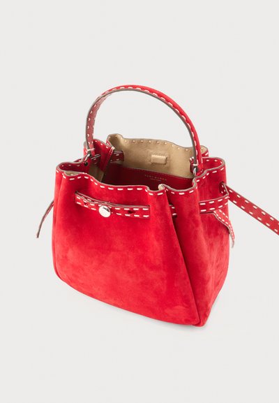 Κόκκινη τσάντα χειρός από σουέντ με λευκή ραφή, πάνω λαβή, κλείσιμο με κορδόνι και μπεζ εσωτερική επένδυση, τοποθετημένη σε απλό φόντο.