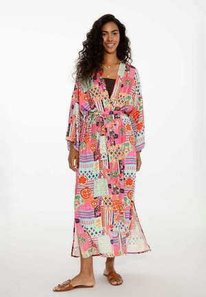 Lekki, wielokolorowy kimono z kwiatowym i geometrycznym wzorem, otwarty z przodu, z szerokimi rękawami i pasującym paskiem.