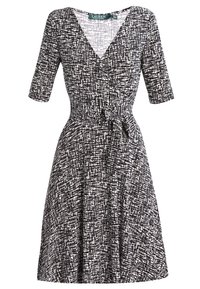 Svart och vit omlottklänning med korta ärmar, V-hals, textil med struktur som har ett rutmönster, och en knytning i midjan.
