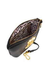 Svart läderväska med gyllene detaljer, dragkedjestängning och ett mönstrat rosa foder. Har ett avtagbart rem och en sidoficka.