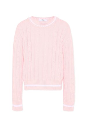 Lichtroze kabelgebreide trui met lange mouwen, ronde hals en witte streepdetails bij de manchetten en zoom.