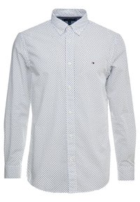 Witte overhemd met knopen featuring een stippenpatroon in marineblauw, klassieke kraag, lange mouwen en een klein logo op de borst.