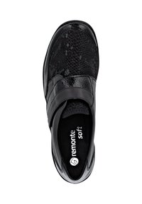 Chaussure noire à enfiler avec un motif en serpent texturé. Présente une sangle noire brillante et une semelle intérieure douce et rembourrée avec un logo.