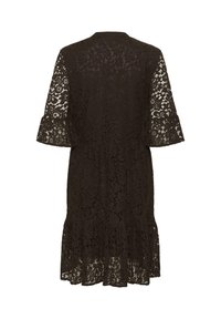 Tamsiai rudos spalvos nėriniuota suknelė su išplatintais rankovėmis ir sluoksniuotu apvadu. Pasipuošusi sudėtingais gėlių raštais visame paviršiuje.