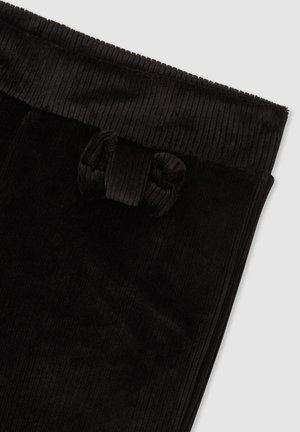 Czarna tkanina sztruksowa z pionowym prążkowaniem. Posiada miękką fakturę i detal w postaci zasznurowanej kokardy w talii. Casualowy i komfortowy fason.