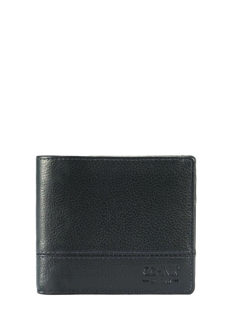 Czarny skórzany portfel o teksturowanym wykończeniu, w formie składanej na pół, z przeszyciami. Posiada delikatne logo marki wytłoczone z przodu.