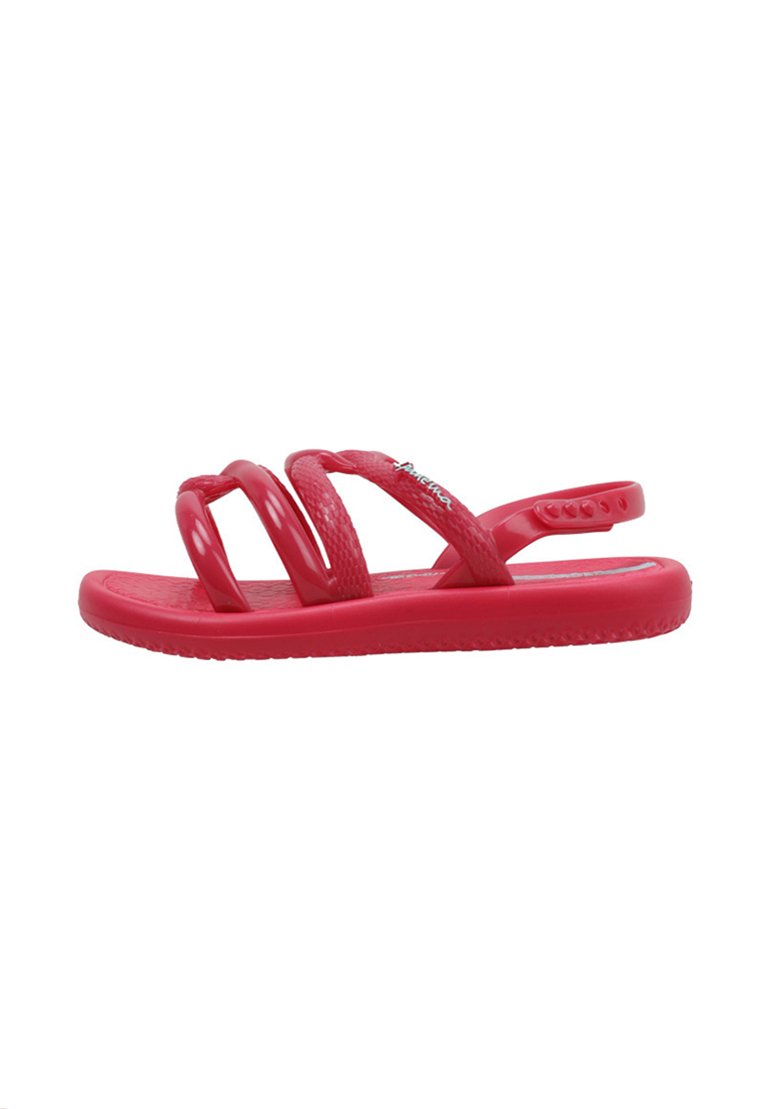 Sandalias de plástico rojo con tres tiras curvas en la parte superior, plantilla texturizada y suela plana. Diseño ligero y flexible.